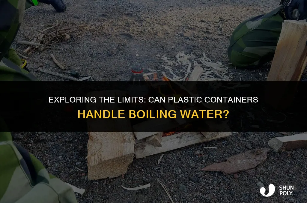 can 2 plastic hold boiling water