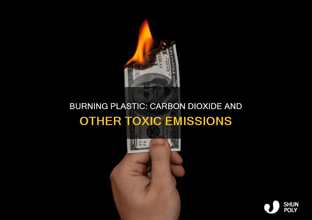 does burning plastic produce carbon dioxide