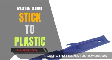 How to Stick Fiberglass Resin to Plastic Surfaces