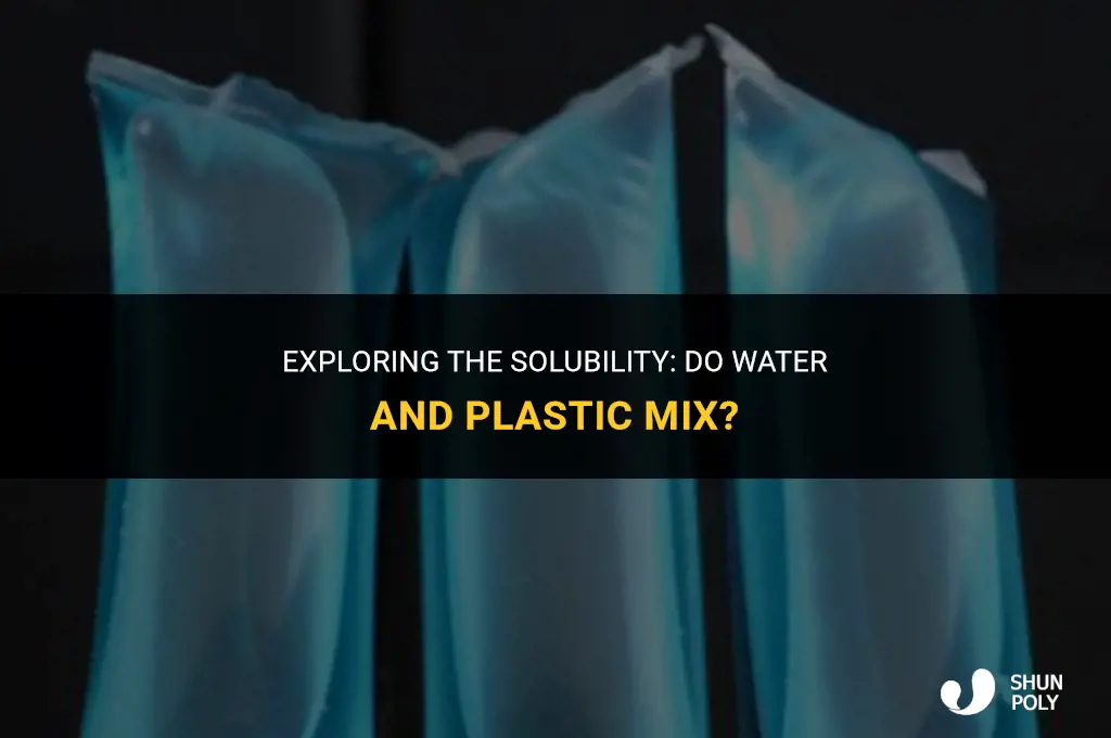 does water and plastic bind together in solution