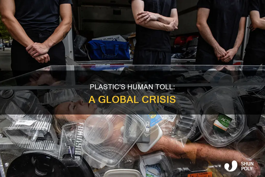 how many humans die from plastic