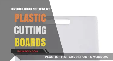 When to Replace Plastic Cutting Boards: Hygiene and Safety Tips